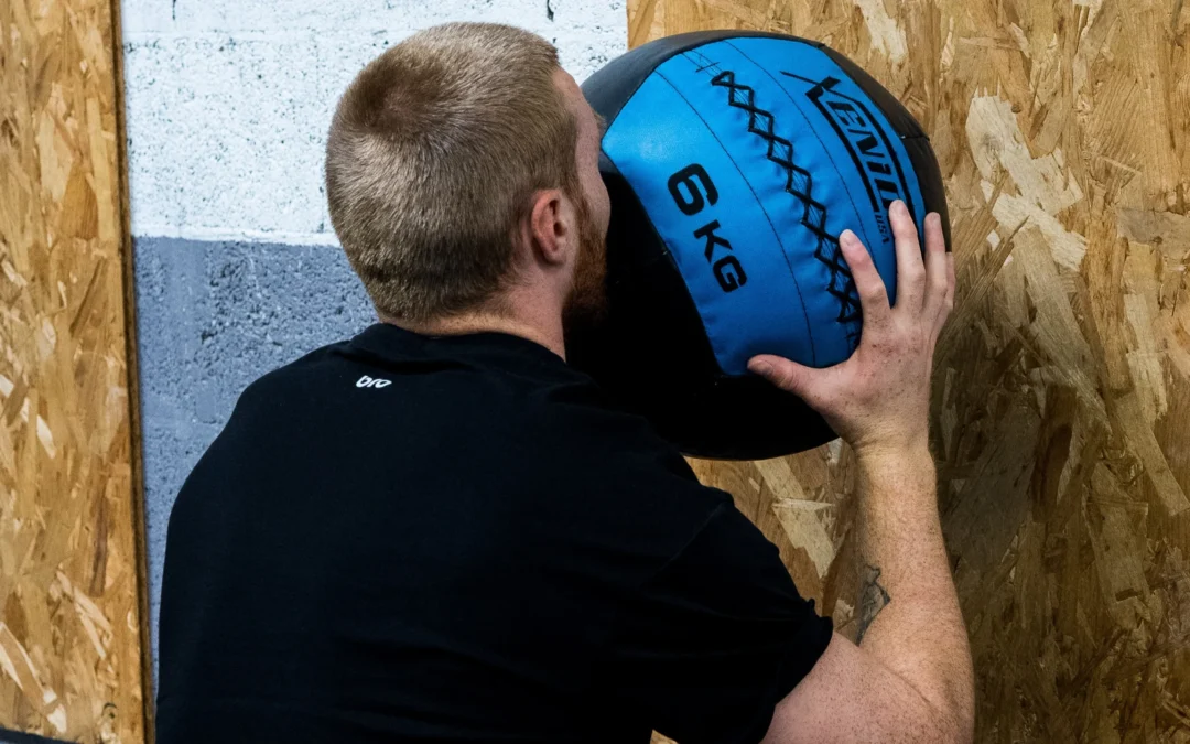 Wall balls en cours spécifique Hyrox chez Hiringa Nancy